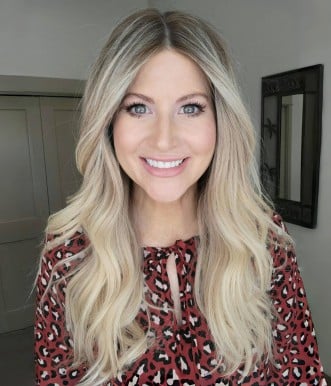601R - Champagne Lux | Blended shades of Light Beige Blonde and Creamy Ice Blonde, with natural-looking Dark Roots.